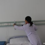 医院墙上氧气湿化瓶装水量接入使用与取下方法