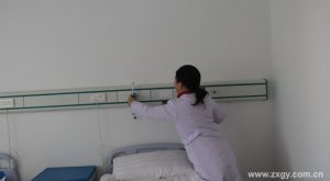 医院墙上氧气湿化瓶装水量接入使用与取下方法